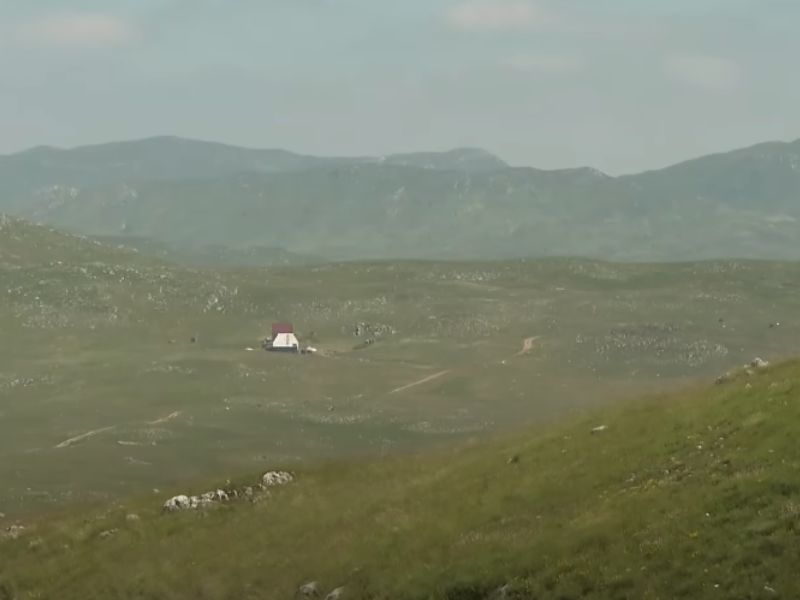 Mir, tišina, prostrane livade i blizina šumskih staza – idealno mesto za porodično kampovanje.
